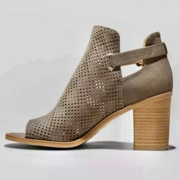 NEW Women's Lizzy Laser Cut Heeled Booties Size 11 - Picture 2 of 3